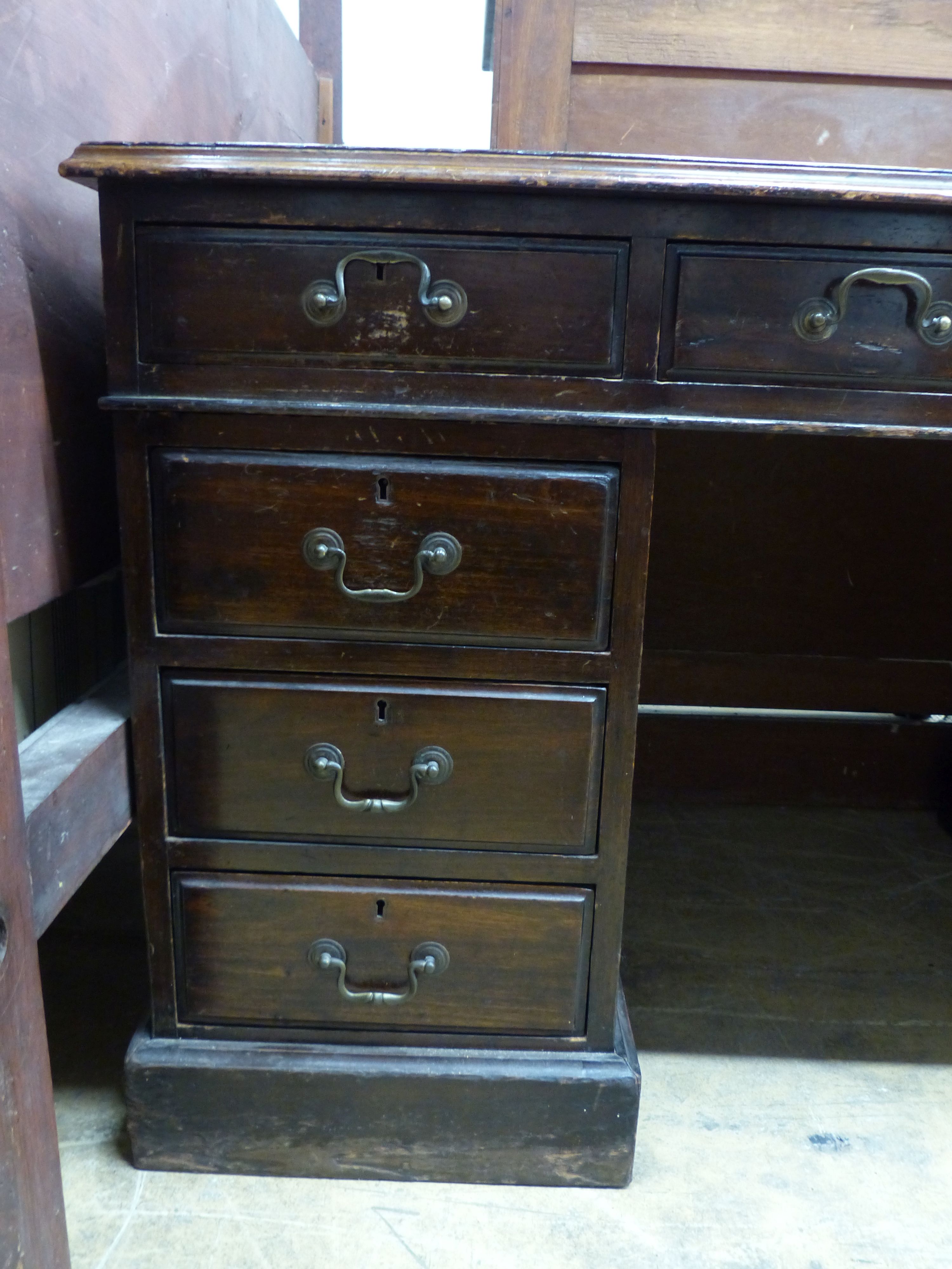 An Edwardian walnut pedestal desk, length 136cm